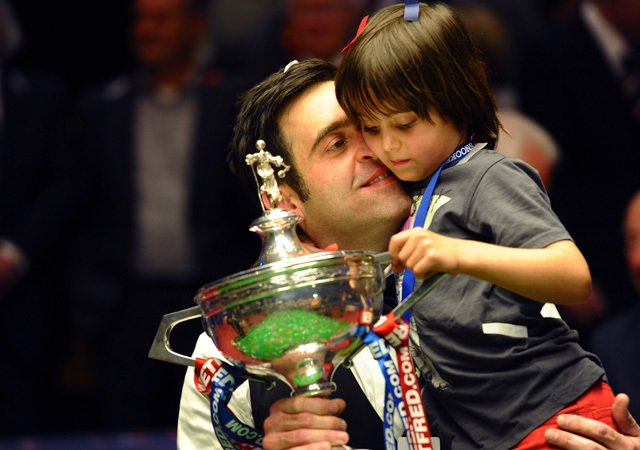 Ronnie O'Sullivan fiával ünnepli a győzelmét a snooker világbajnokságon Sheffieldben 2012-ben.
