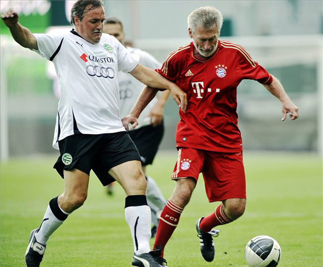 Preszeller Tamás (b) és a német Paul Breitner a labdával a Győri ETO All Star-Bayern München All Star barátságos mérkőzésen, a győri ETO Parkban 