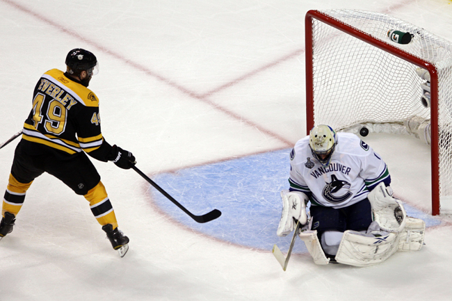 A Stanley-kupa döntőjének negyedik összecsapásán a Boston Bruins játékosa, Rich Peverley lő gólt Roberto Luongonak, a Vancouver Canucks kapusának.
