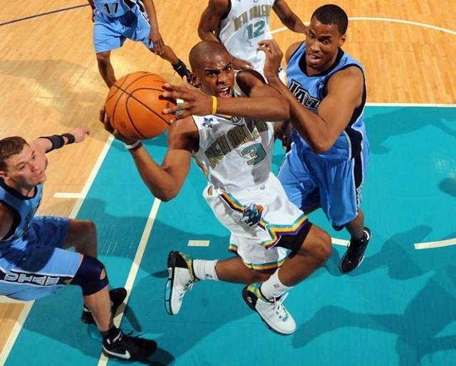 Chris Paul, a New Orleans Hornets kosarasa a Utah Jazz ellen szerez kosarat