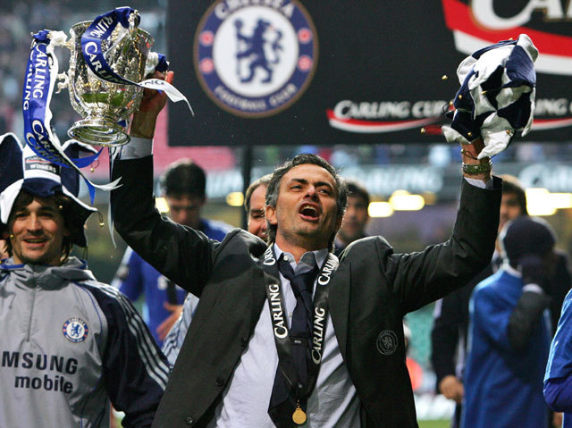 José Mourinho örül a Chelsea-vel szerzett angol szuperkupának