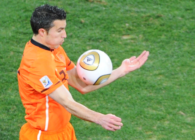 Robin van PErsie gólt lő - Fotó: AFP