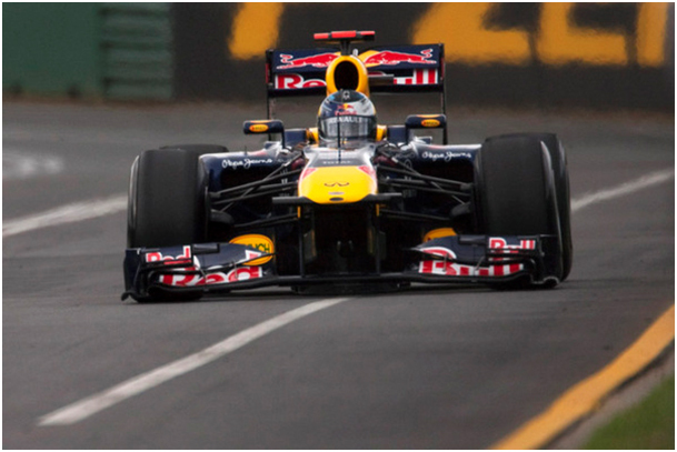 Red Bull Renault volánjánál Sebastian Vettellel