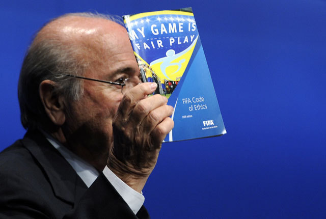 Blatter a FIFA Etikai kódexét lobogtatta sajtótájékoztatóján