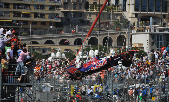 Jaime Alguersuari Toro Rossója emeli ki egy daru a Monacói Nagydíjon, miután balestet szenvedett.