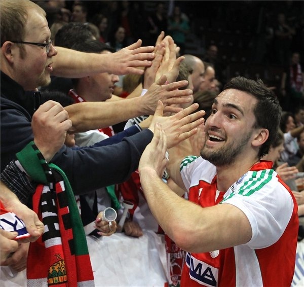 Nagy Kornél fogadja a közönség gratulációját a Magyarország-Macedónia férfi kézilabda EB-selejtező után 2011 márciusában