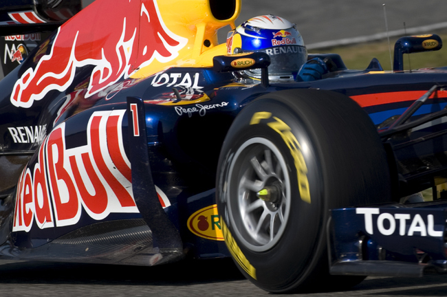 A Red Bull Renault volánjánál Sebastian Vettellel a barcelonai teszten.