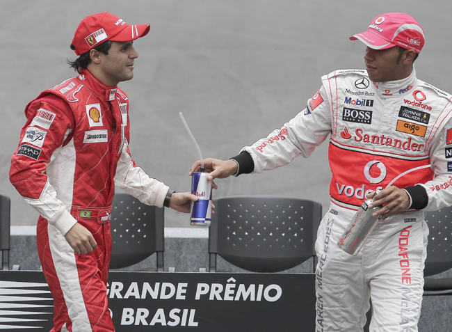 Lewis Hamilton és Felipe Massa beszélget a Brazil Nagydíj sajtótájékozatóján - Fotó: AFP