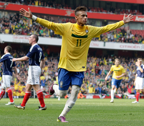 A brazil válogatott Neymar ünnepli gólját a Skócia elleni barátságos mérkőzésen 