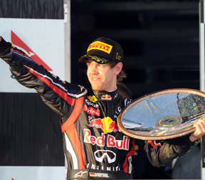 Sebastian Vettel ünnepli győzelmét a 2011-es Forma-1-es szezon idénynyitó versenyén, az Ausztrál Nagydíjon, Melbourne-ben.