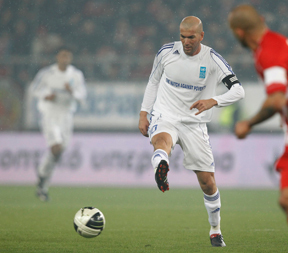 Zinedine Zidane rúgja a labdát az Olimpiakosz Pireusz elleni jótékonysági meccsen.