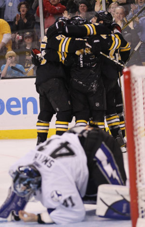 A Boston Bruins játékosainak gólöröme a Tampa Bay elleni NHL-mérkőzésen