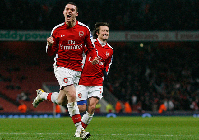 Thomas Vermaelen és Tomás Rosicky örülnek a belga hátvéd góljának az Arsenal egyik Premier League-mérkőzésén 2011-ben