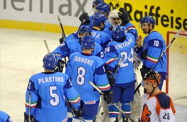 Az olasz jégkorong-válogatott játékosai ünnepelnek a Hollandia ellen aratott győzelmük után a 2011-es divízió I-es világbajnokságok a budapest sportarénában