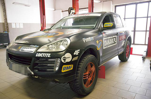 Az RMF Caroline Team Porsche Cayenne-je, amellyel Adam Malysz korábbi lengyel síugró vesz majd részt a Dakar Rali nevű terepraliversenyen