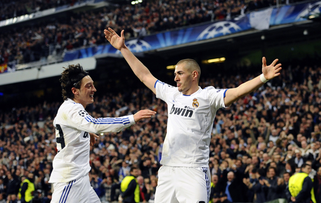 Benzemát ünnepli a Bernabéu - Fotó: AFP