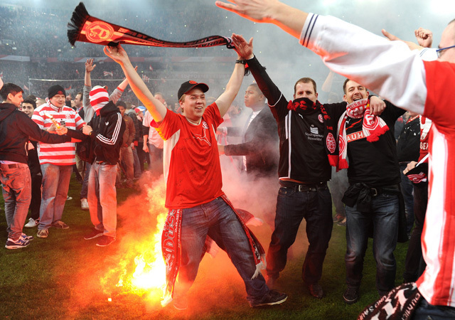 Düsseldorf-szurkolók ünneplik csapatuk feljutását a Bundesliga 1-be a Hertha BSC elleni osztályozó után 2012-ben.