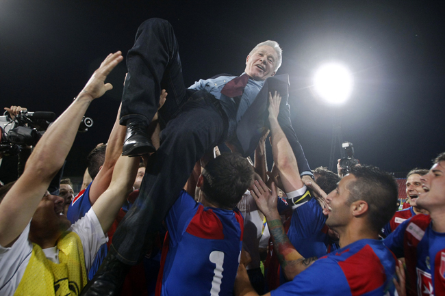 Mezey György, a Videoton vezetőedzőjét ünneplik a bajnokcsapat játékosai.