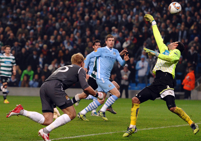 Joe Hart fejesét védi Patricio a Manchester City-Sporting Lisboa Európa Liga-mérkőzésen 2012-ben