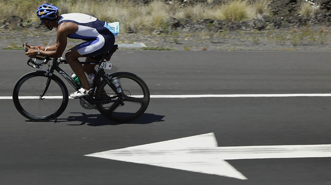 Chris McCormack az ausztrál triatlonos kerékpározik a Hawaii Ironman-versenyen 2005-ben.