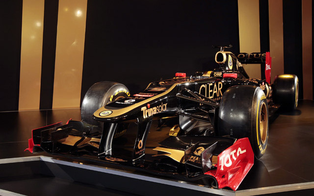 Vasárnap este bemutatták a Lotus Forma-1-es istálló idei versenyautóját, amelyet a két pilóta, a 2007-ben világbajnok, két év ralizás után visszatért finn Kimi Ra:ikkönen, valamint a francia Romain Grosjean leplezett le a spanyolországi Jerezben.