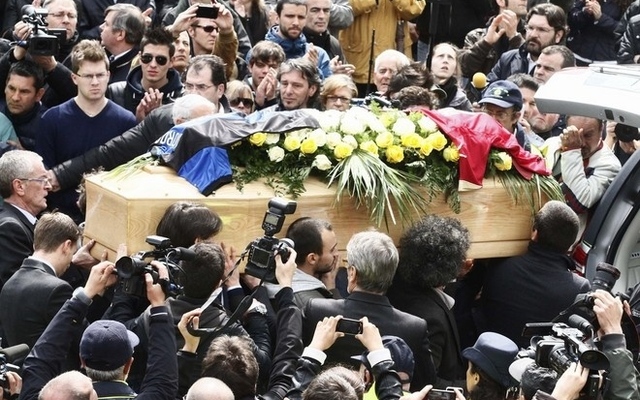 A Livorno pályán elhunyt játékosát, Piermario Morosinit kísérik utolsó útjára Bergamóban a temetésén 2012-ben.