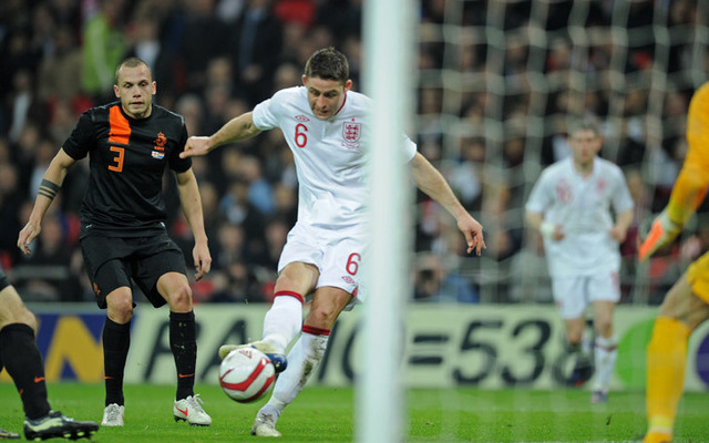Gary Cahill, az Anglia-Hollandia mérkőzésen szerrez gólt