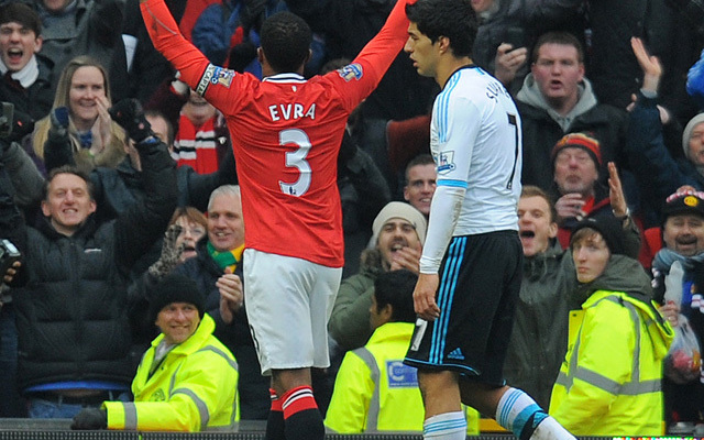 Patrice Evra ünnepli a Manchester United Liverpool elleni győzelmét Luis Suárez mellett