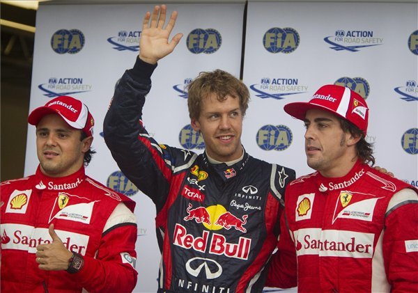 Az első rajtkockát megszerző Sebastian VETTEL, a Red Bull Racing német pilótája (k) integet, a második helyről induló Felipe MASSA, a Ferrari brazil versenyzője (b) és a harmadik helyet megszerző Fernando ALONSO, a Ferrari spanyol pilótája társaságában a Forma-1-es autós gyorsasági világbajnokság Kanadai Nagydíjának időmérőjét követően a Gille Villeneuve pályán.