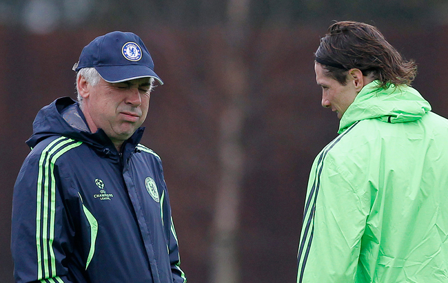 Carlo Ancelotti és Fernando torres viccelődik a Chelsea edzésein - Fotó: AFP