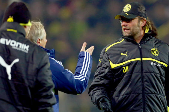 A Dortmund vezetőedzője itt éppen Günther-Köstnerrel vitatkozik
