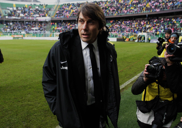 Antonio Conte, a Juventus edzője a Palermo elleni Serie-A mérkőzésen, amelyen visszatért többhónapos eltiltásából 2012-ben.