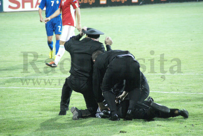 Egy moldáv szurkolót gyűrnek le a helyi rendőrök, miután beszaladt a pályára a Moldova-Magyarország Eb-selejtezőn Kisinyovban 2011 szeptemberében