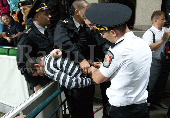 EGy szurkolót tartóztatnak le moldáv rendőrök, miután beszaladt a pályára a Moldova-Magyarország Eb-selejtezőn Kisinyovban 2011 szeptemberében