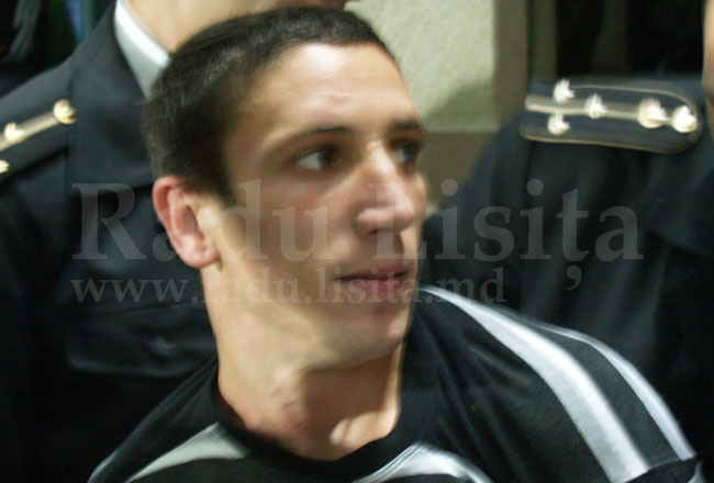 Egy moldáv szurkoló, akit letartóztattak, miután beszaladt a pályára a Moldova-Magyarország Eb-selejtezőn Kisinyovban 2011 szeptemberében