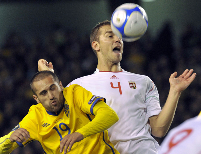 Juhász Roland küzd a labdáért a svédek elleni EB-selejtezőn