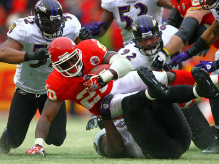 A Kansas játékosát viszik földre a Baltimore védői a két csapat rájátszás-meccsén