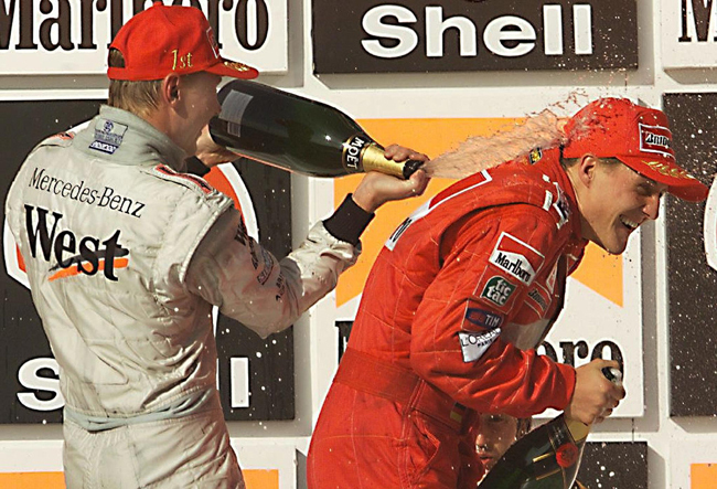 Häkkinen épp meglocsolja Schumachert pezsgővel - AFP