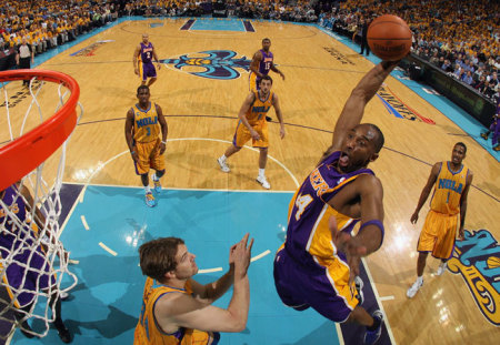 Kobe Bryant zsákol a Los Angeles Lakers-New Orleans Hornets mérkőzésen az NBA rájátszásában 2011 áprilisában