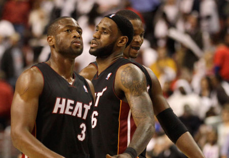 Dwayne Wade, LeBron James és Chris Bosh a Miami Heatben a Philadelphia 76ers ellen 2011 áprilisában az NBA rájátszásában