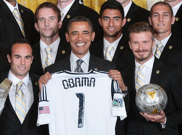 Obama elnök középen, balján Landon Donovan, jobbján David Beckham 