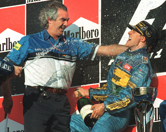 Flavio Briatore és Michael Schumacher pezsgőzik.