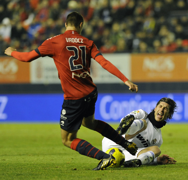 Vadócz Krisztián és Sergio Ramos összecsapása az Osasuna-Real mérkőzésen