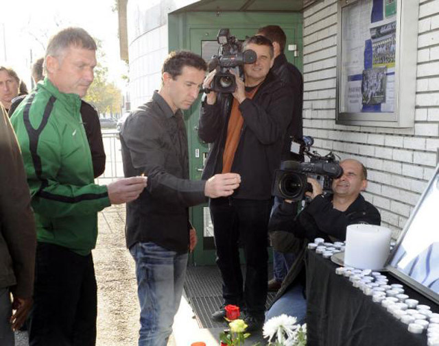 Détári Lajos (b), a zöld-fehérek szakmai igazgatója, és Lisztes Krisztián, a csapat középpályása is gyertyát gyújtott a Császár emlékére 