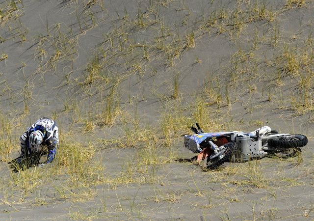 Craig Tarlington ausztrál motorversenyző fekszik motorja mellett a Dakar-ralin egy bukás után 2012 januárjában