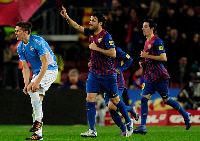 Cesc Fabregas örül a góljának a Barcelona és az Osasuna mérkőzésén a Spanyol Kupában 2012 januárjában a Nou Campban.