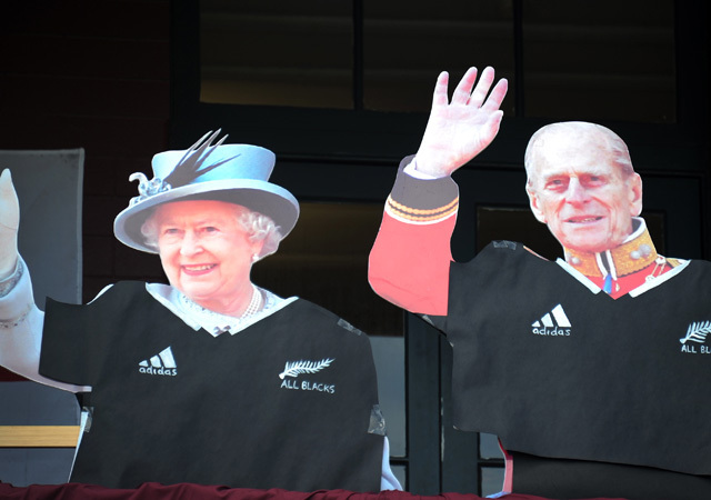 II. Erzsébet királynőt és férjét, Fülöp herceget ábrázoló kartonfigurák az új-zélandi rögbiválogatott mezébe öltöztetve