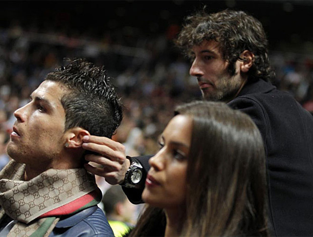Cristiano Ronaldo fülét húzza meg Esteban Granero, előtérben Irina Sejk