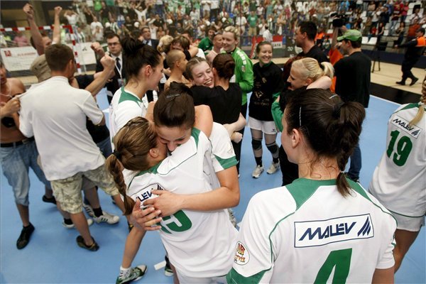 A Ferencváros női kézilabda csapatának játékosai örülnek a pályán a Mar Alicante elleni mérkőzés után, amelyen a Fradi megnyerte a KEK 2010-11-es kiírását