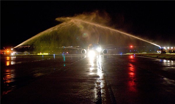 A Liszt Ferenc repülőtéren vízfüggönnyel köszöntik a repülőgépet, amelyen a Ferencváros női kézilabda-csapata érkezik Budapestre a Mar Alicante ellen megnyert KEK-döntő után 2011 májusában